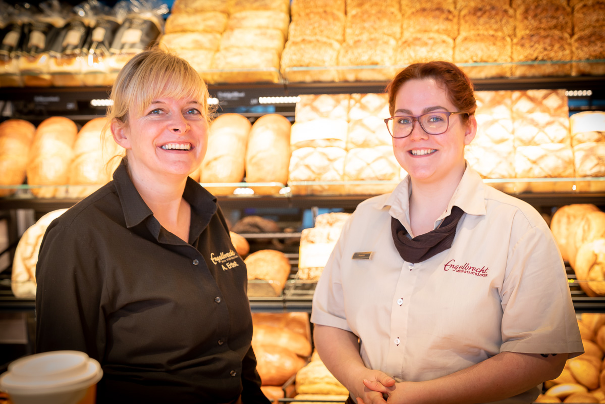 Zwei-Bäckerei-Fachverkäuferinnen
